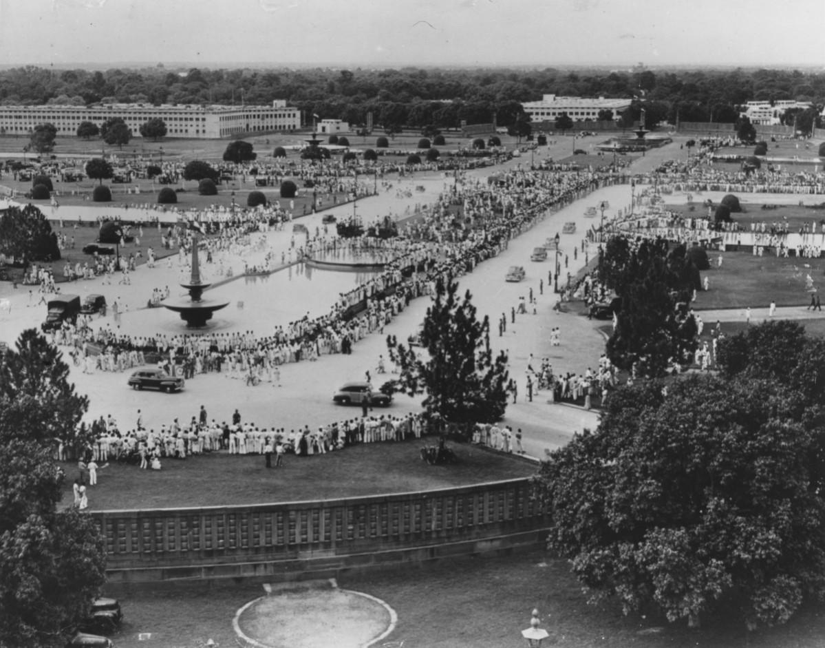 Crowds at New Delhi watching a motorcade on Independence Day. India's Independence