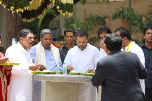 Congress Vice-President Rahul Gandhi and Karnataka Chief Minister Siddaramaiah eat food at Indira Canteen in Jayanagar Rahul Gandhi Indira Canteen