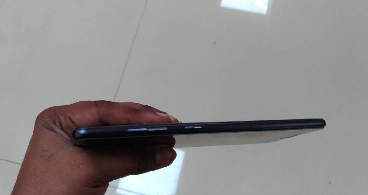 Asus Zenfone AR Review: Right side of the device with power and volume rockers (UP & Down conjoined) Asus Zenfone AR, Zenfone AR review, Zenfone AR first impression