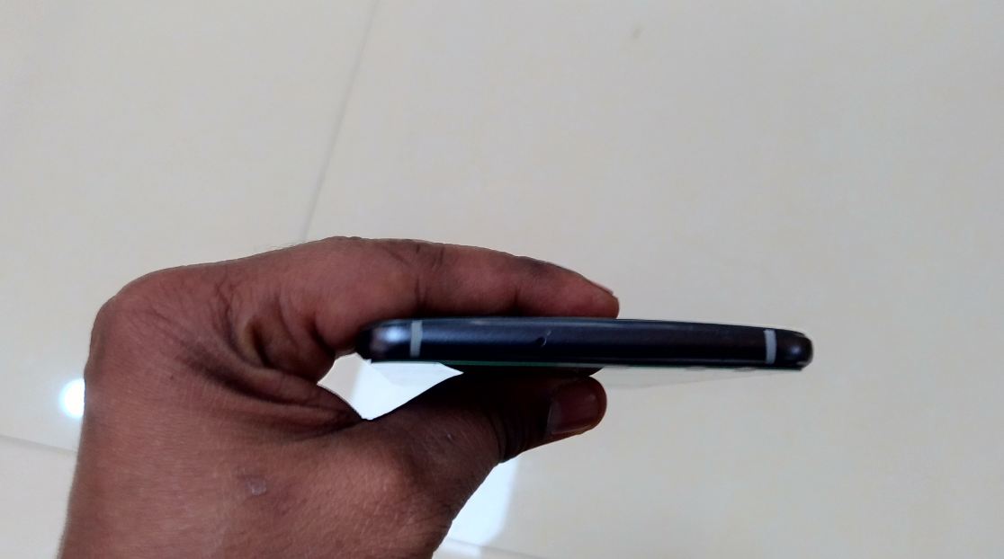 Asus Zenfone AR Review: Top side looks smooth with no physical keys , but comes with one mic Asus Zenfone AR, Zenfone AR review, Zenfone AR first impression