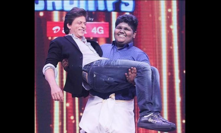 Vaishnav Girish lifts Shah Rukh Khan in Sa Re Ga Pa Li'l Champs show. Vaishnav Girish, Indian Idol Junior, Sa Re Ga Pa Li'l Champs, Shah Rukh Khan