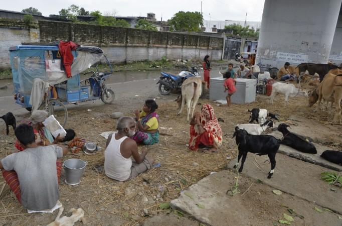 Evacuated Indian villagers shelter on the roadside after being displaced by flood waters in Kishanganj village in Bihar state on August 16, 2017. bihar floods