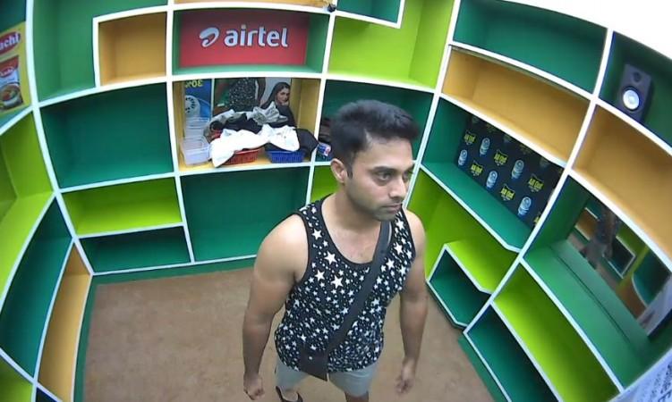 Mumaith locked Navdeep in the storeroom Mumaith locked Navdeep in the storeroom