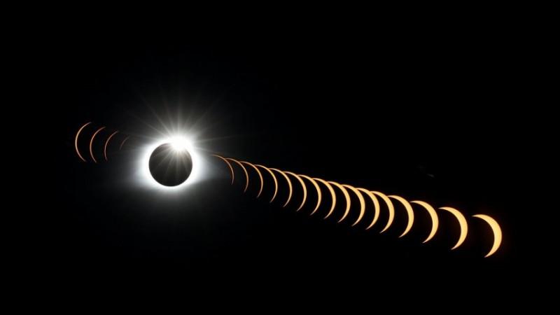 Watch: Moon blots sun out of sky as total solar eclipse mesmerises US Watch: Moon blots sun out of sky as total solar eclipse mesmerises US