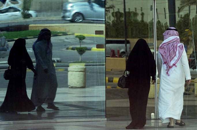 A Saudi couple enters a shopping mall in the capital Riyadh on October 26, 2013 Couple in Saudi Arabia