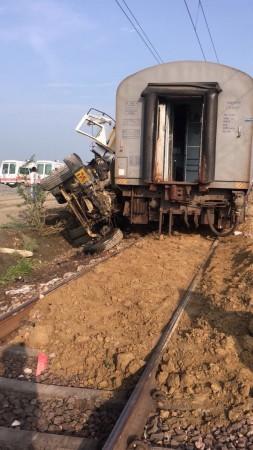 A dumper crossed the railway fence and hit the loco of the train causing the derailment. Kaifiyat