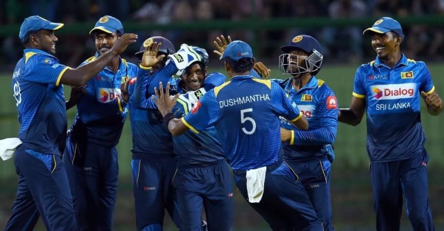 Sri Lankan players celebrate a wicket during a ODI. Akila Dananjaya, India vs Sri Lanka, 2nd ODI