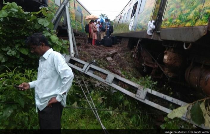 Duranto express derails in Thane Duranto express derails