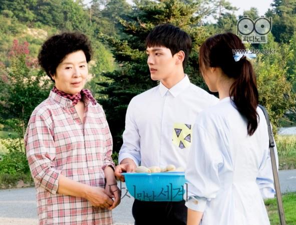 Who is the old lady and why is she helping Sung Hae Sung? Reunited Worlds