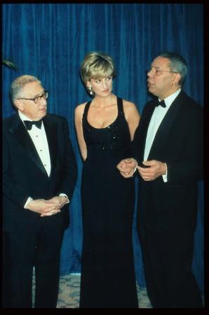 Lady Diana Spencer stands with Henry Kissinger and General Colin Powell at the 41st annual United Cerebral Palsy Awards gala December 11, 1995 in New York City Princess Diana death, Princess Diana fashion, Princess Diana Dresses