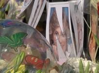Crowds lay flowers for Princess Diana outside Kensington Palace