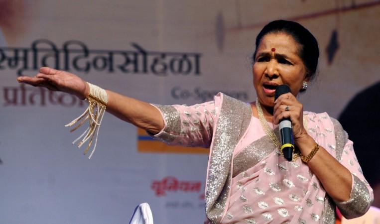 Asha Bhosle performs at The 25 Master Deenanath Mangeshkar Awards in Mumbai late April 25, 2014. Asha Bhosle