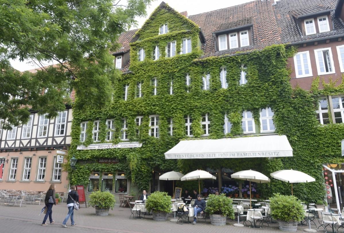 Two girls enter a Hanover