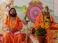 Sant Kaushlendra Falahari Maharaj (Right)