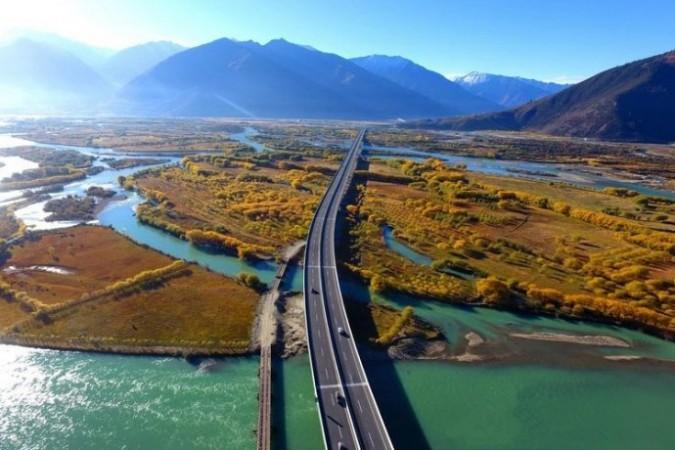 In picture: Lhasa-Nyingchi expressway. Lhasa-Nyingchi highway