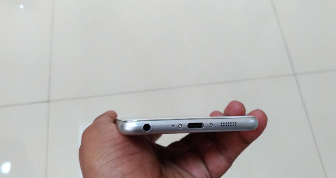 Asus Zenfone Zoom S houses Type C USB port in the bottom base center with dual-grille speakers on the right and a 3.5mm audio jack on the left Asus, Zenfone Zoom S, review, display, design, battery, performance