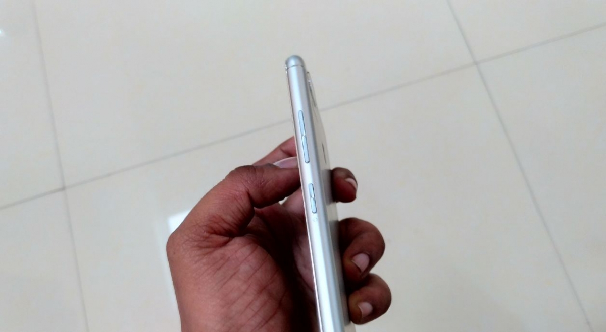 Asus Zenfone Zoom S boasts Power button and Volume rockers on the right side edge Asus, Zenfone Zoom S, review, display, design, battery, performance