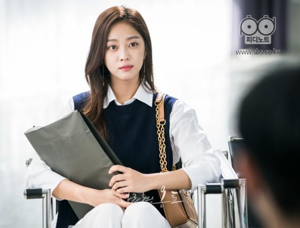 Jo Bo Ah as Ji Hong Ah in Kdrama Temperature Of Love. Temperature of Love