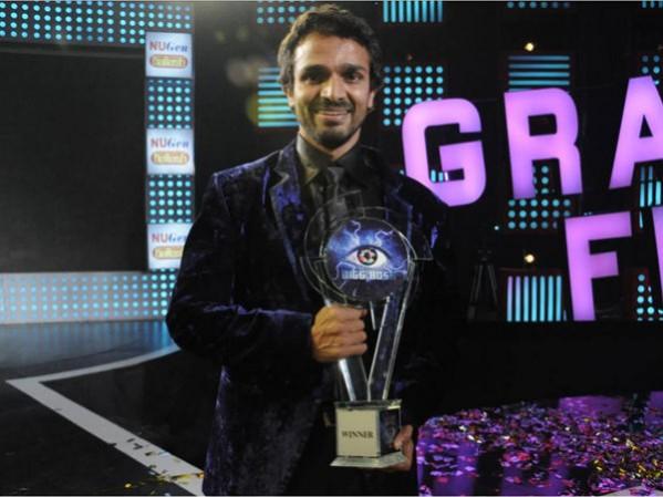 Bigg Boss Kannada 1 Winner - Vijay Raghavendra. Bigg Boss Kannada 1 Winner - Vijay Raghavendra