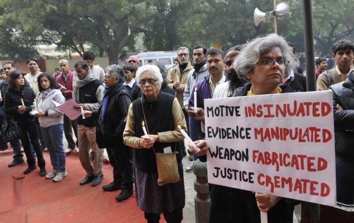 Relatives and friend of Arushi Talwar protest and demand the justice for Arushi Talwar and Hemraj at Jantar Mantar on December 22, 2013 in New Delhi, India. Arushi 1