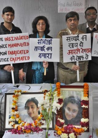 Relatives and friend of Arushi Talwar protest and demand the justice for Arushi Talwar and Hemraj at Jantar Mantar on December 22, 2013 in New Delhi, India. Arushi 3