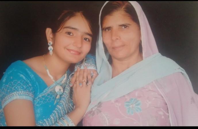 Singer Harshita Dahiya and her mother singer Harshita Dahiya