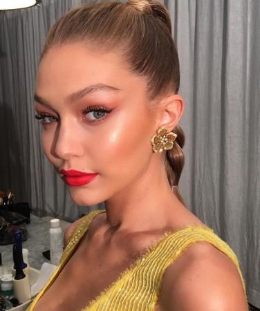 Gigi sporting make up shades from her Maybelline palette. gigi hadid make up