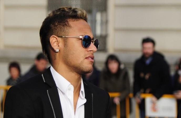 Brazilian forward Neymar (L) arrives to Spain's national court in Madrid on February 2, 2016. Barcelona star Neymar is called to give evidence this week a murky case over the deal which brought the Brazilian to the Catalan giants from Santos in 2013 neymar