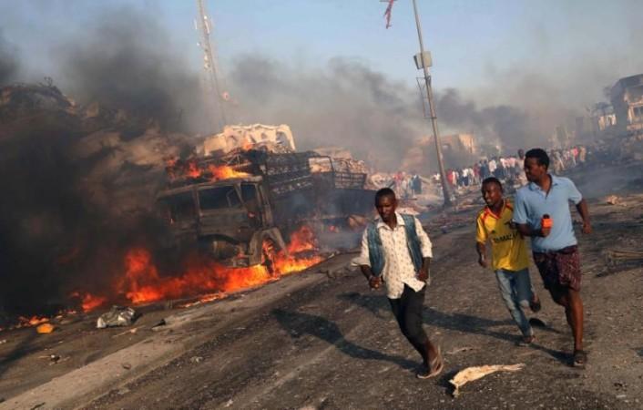 Civilians evacuate from the scene of an explosion in KM4 street in the Hodan district of Mogadishu, Somalia October 14, 2017. Somalia blast