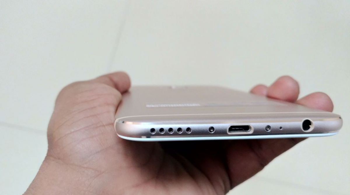 Asus Zenfone 4 Selfie Pro comes with micro USB v2.0 in the middle having speaker grille and the 3.5mm audio jack on the left and the right side Asus, Zenfone 4 Selfie Pro, review, price, specifications, release, Flipkart
