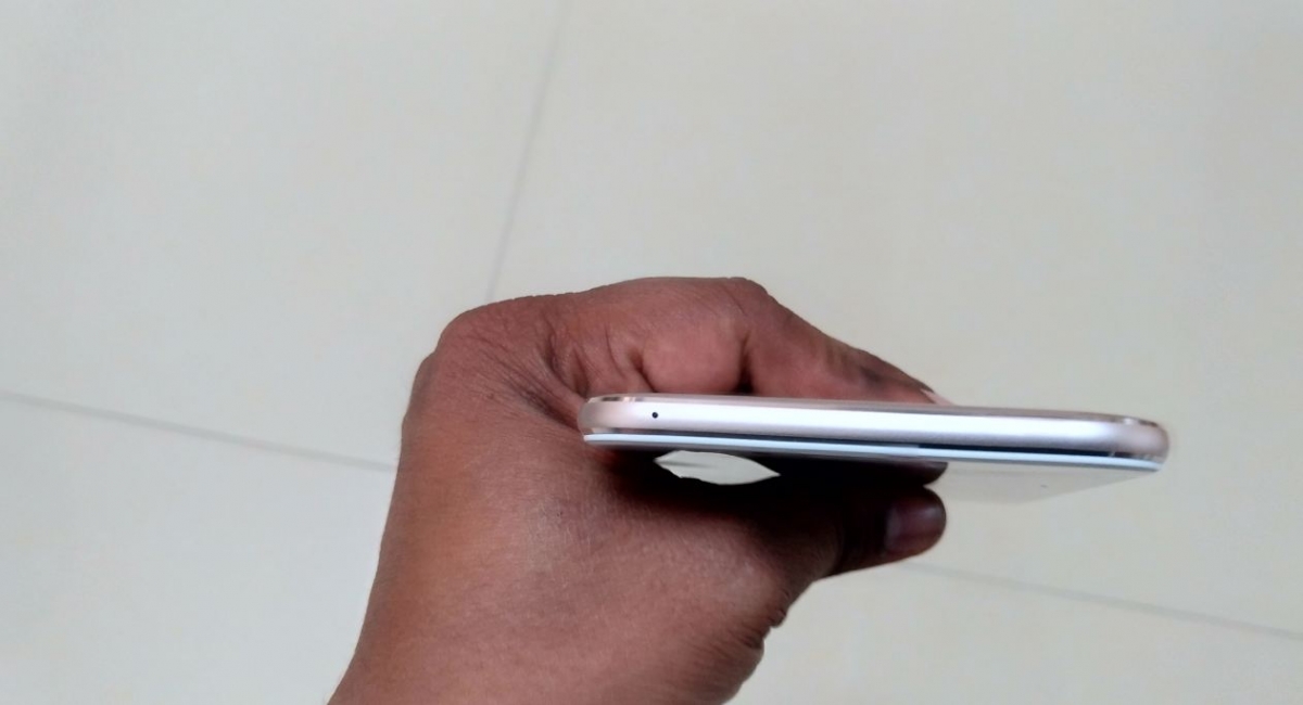 Asus Zenfone 4 Selfie 4 Pro features smooth top-edge with just one mic present to the left corner Asus, Zenfone 4 Selfie Pro, review, price, specifications, release, Flipkart