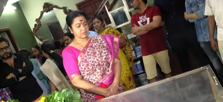 Radhika Sarathkumar paying homage to IV Sasi IV Sasi, IV Sasi death