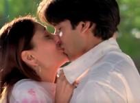 Shahid Kapoor and Kareena Kapoor Khan kiss in Jab We Met