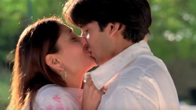 Kareena Kapoor Khan, Shahid Kapoor uncomfortable locking lips and kissing  in Jab We Met - IBTimes India