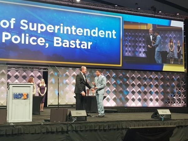 SP Bastar, Arif Sheikh IPS, receiving the award in the US. SP Bastar receiving the award