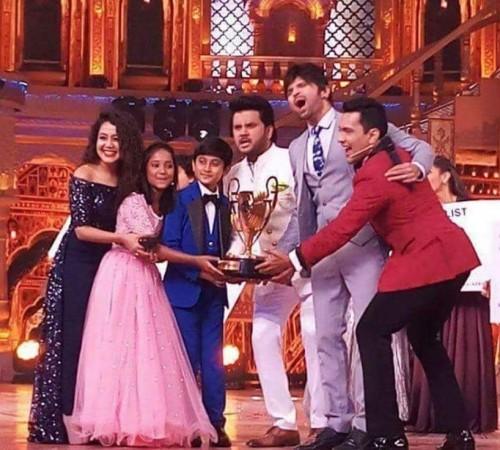 Sa Re Ga Ma Pa Li'l Champs winners Shreyan Bhattacharya and Anjali Gaikwad along with judges and host Sa Re Ga Ma Pa Li'l Champs winners