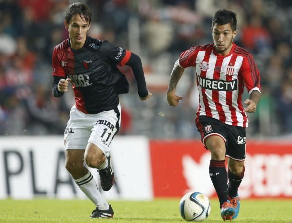 Mariano Bittolo (L) playing for Argentine side Colon in 2015 football