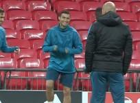 Cristiano Ronaldo nutmegs Real Madrid teammate in training