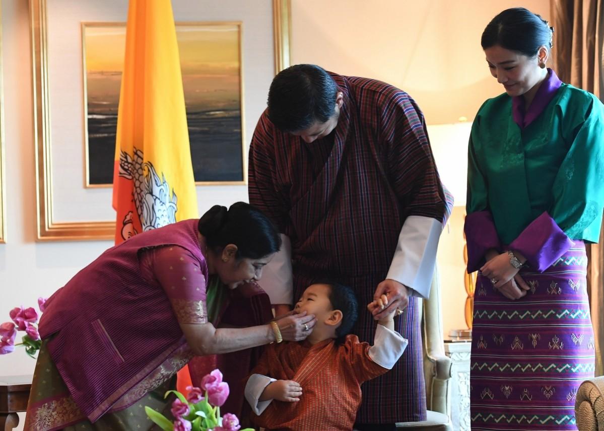 Indian Foreign Minister Sushma Swaraj (L) interacts with Bhutan's prince Jigme Namgyel Wangchuck (C) as Bhutans King Jigme Khesar Namgyel Wangchuck (2R) and Queen Jetsun Pema (R) look on prior to a meeting in New Delhi on November 1, 2017. Bhutanese King Jigme Khesar Namgyel Wangchuck