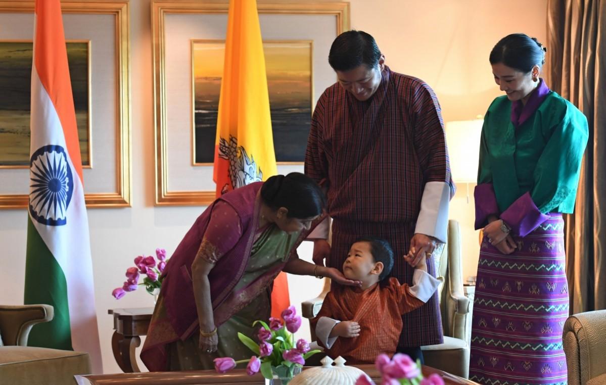 Indian Foreign Minister Sushma Swaraj (L) interacts with Bhutan's prince Jigme Namgyel Wangchuck (C) as Bhutans King Jigme Khesar Namgyel Wangchuck (2R) and Queen Jetsun Pema (R) look on prior to a meeting in New Delhi on November 1, 2017. Bhutanese King Jigme Khesar Namgyel Wangchuck