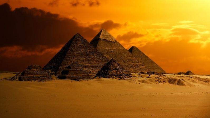 Giant void discovered in the Khufu's Great Pyramid in Giza with the ...