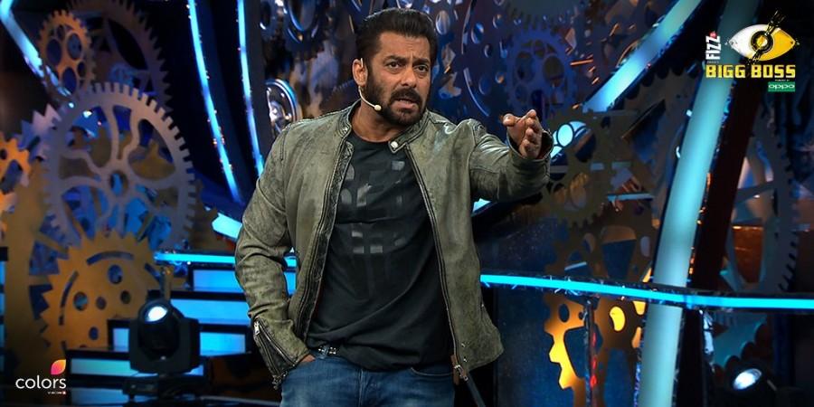 Salman Khan during Bigg Boss 11 Weekend Ka Vaar episode Salman Khan in Bigg Boss 11 Weekend Ka Vaar episode