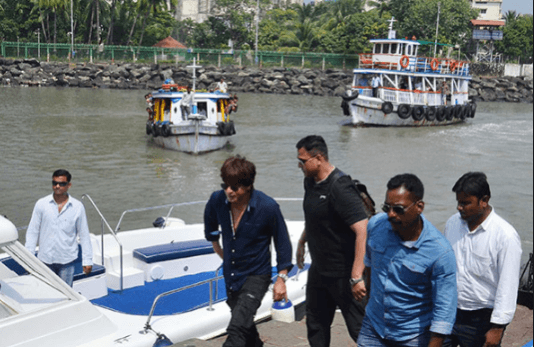 Shah Rukh Khan outside Alibaug Shah rukh Khan