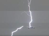 plane struck by huge lightning bolt