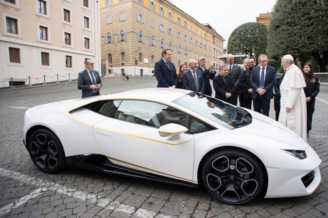 The special model pays tribute to the colors of the flag of Vatican City, painted in Bianco Monocerus with Giallo Tiberino decoration in the silhouette. Lamborghini Huracan to Pope Francis
