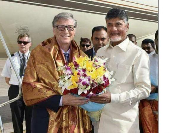 Andhra Pradesh Chief Minister Chandrababu Naidu welcomes Bill Gates in AP Agtech Summit 2017 Bill gates and Chandrababu naidu