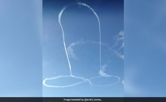 US Navy pilot draws phallus on sky US Navy pilot draws phallus