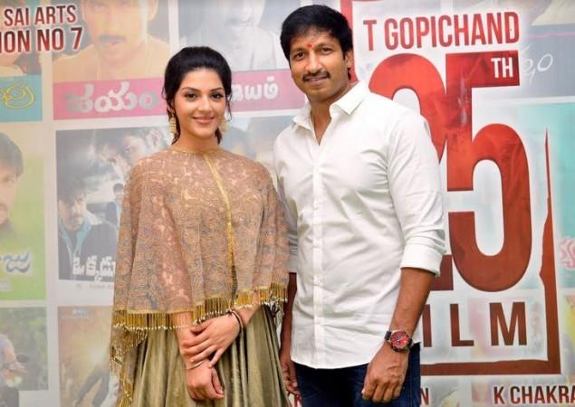 Mehreen Pirzada poses with Gopichand at his 25th film launch Mehreen Pirzada poses with Gopichand at his 25th film launch