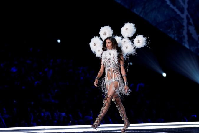Model Sara Sampaio presents a creation during the 2017 Victoria's Secret Fashion Show in Shanghai, China, November 20, 2017. Victoria's Secret Fashion Show 2017