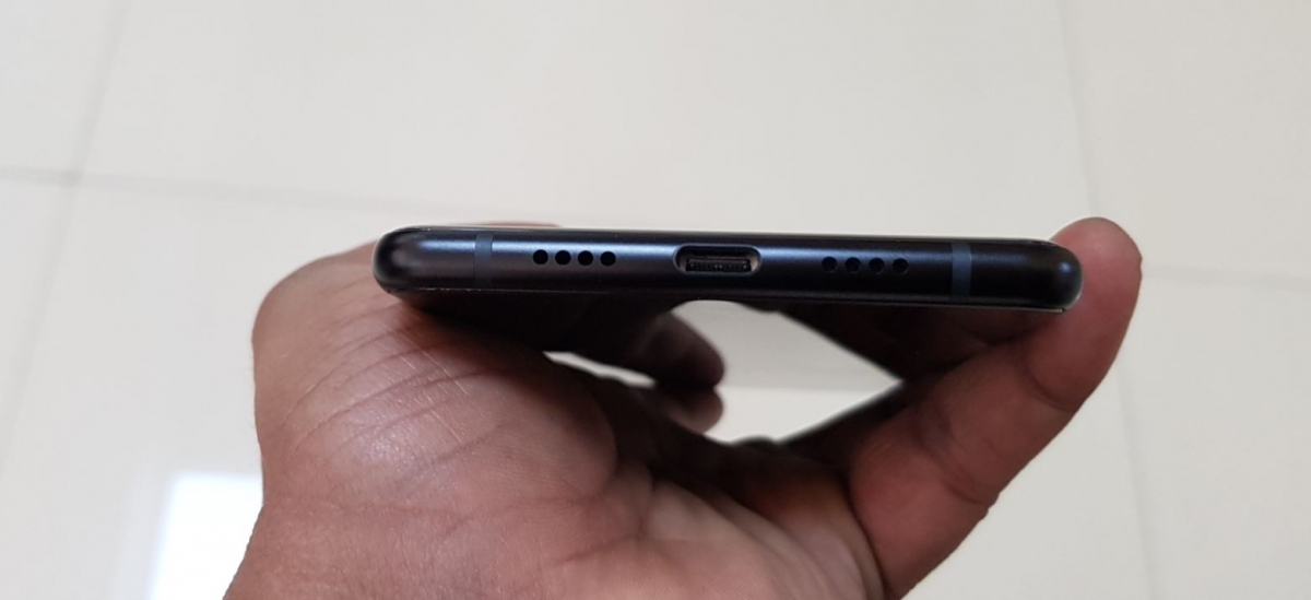 Xiaomi Mi Mix 2's based edge features Type C USB port in the middle and is flanked by two single-grille speakers on the either side Xiaomi Mi Mix 2, Review, display, design, performance